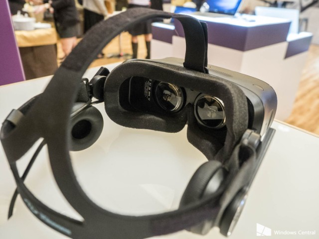 Microsoft Windows 10 virtual reality headset